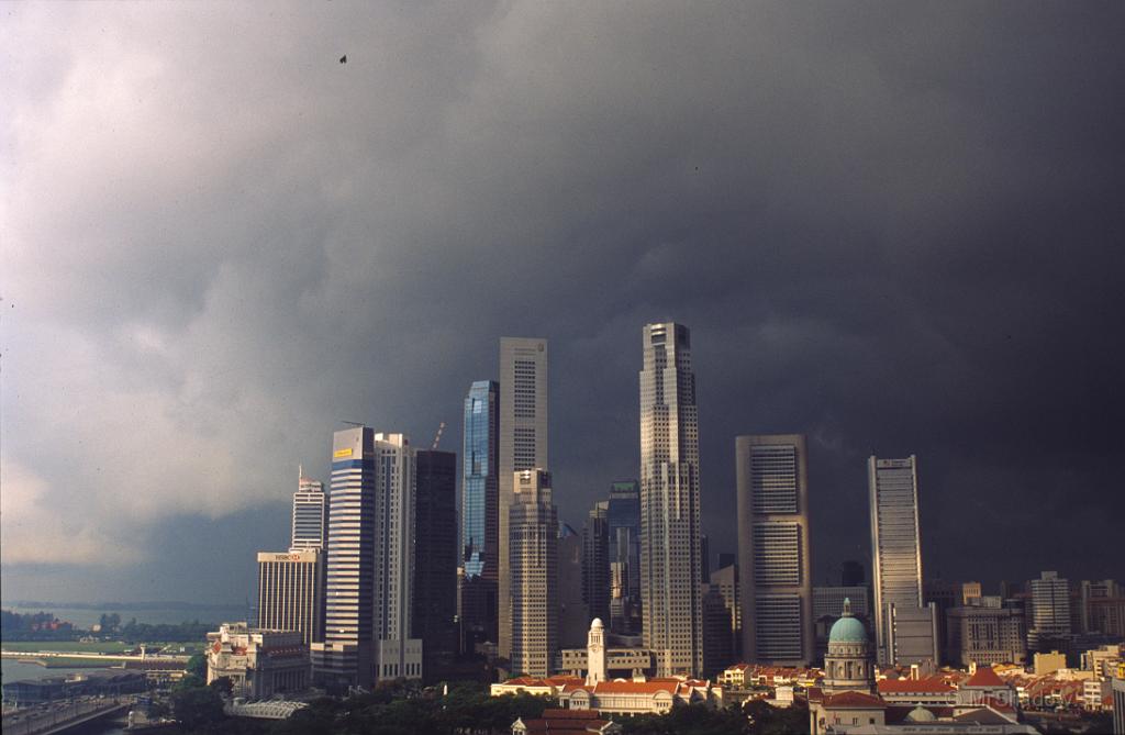69-0037.jpg - Tunderstorm over Skyline Singapore. Ett vanigt fenomen under regnparioden. Klart häftig bild.
