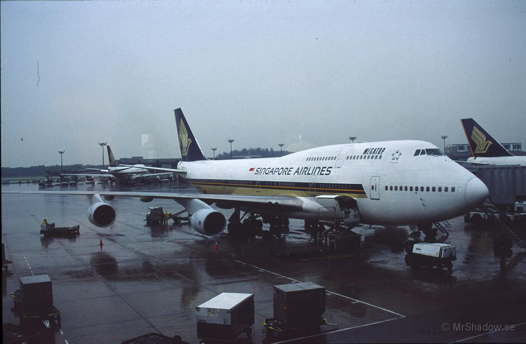 69-0045.jpg - Plåtfågeln som tog oss till Frankfurt. Byte där till en mindre SAS kärra för vidare transport till Arlanda.