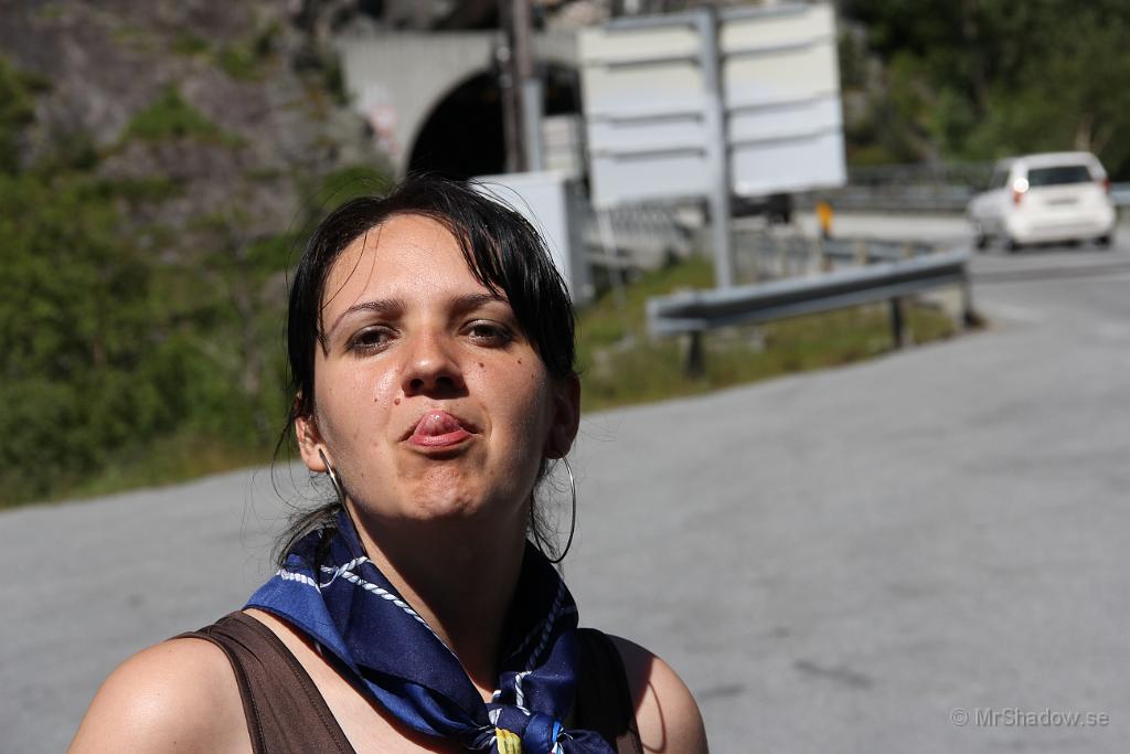 IMG_1017.JPG - Adriana, guiden från Rumänien :-)Nedre ingången till Ospeli tunneln i bakgrunden.