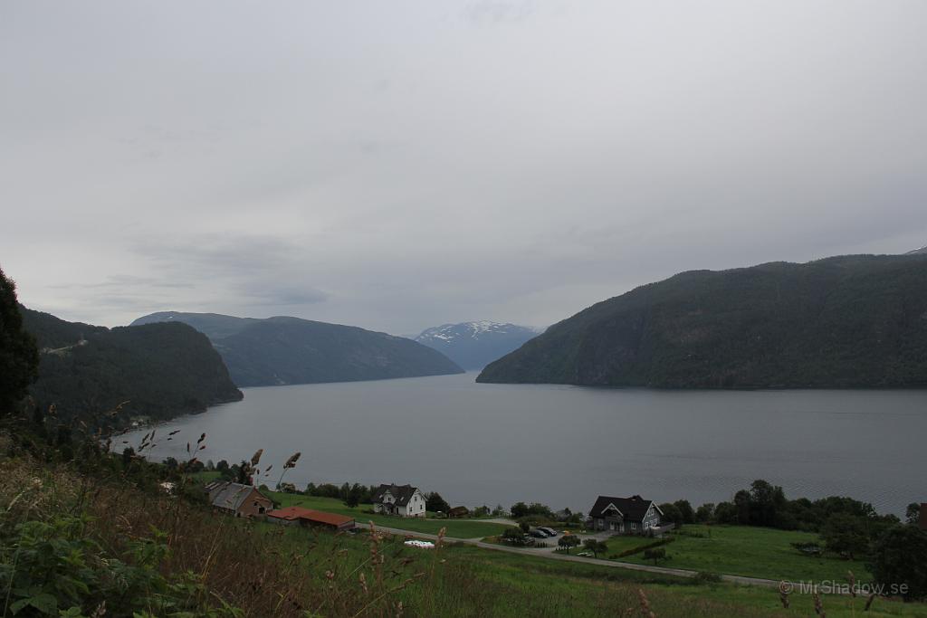 IMG_1374.JPG - Nordfjord heter fjorden som går in mot Stryn och Olden. Efter nordsidan går det är en väg som är mycket vacker och ibland körs med kryssningsturister.Men nu blev det en resa där en ledig dag för att leka turist...Lite grått denna dag, men man kan ju se lite ändå..